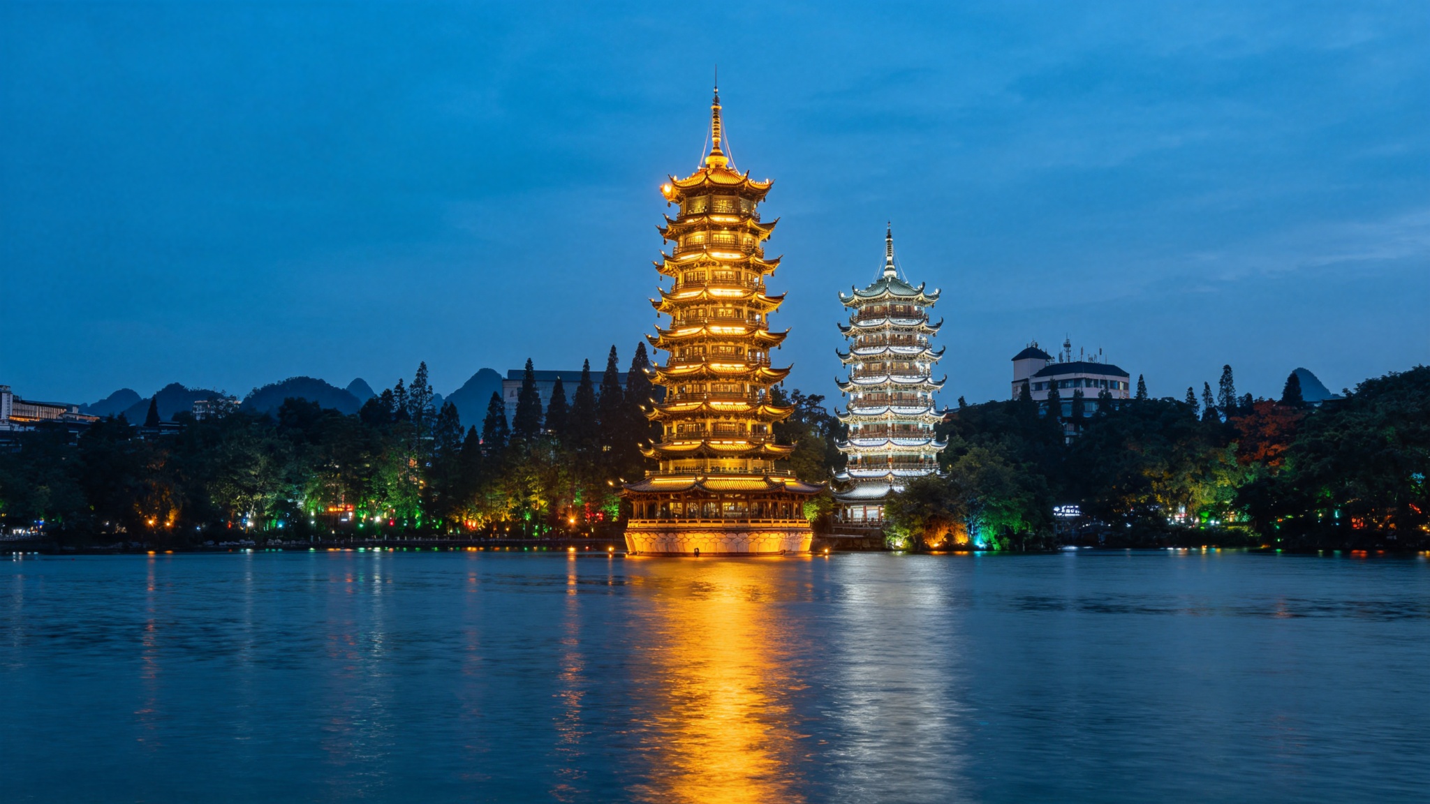华灯初上，两江四湖的桂林夜生活
